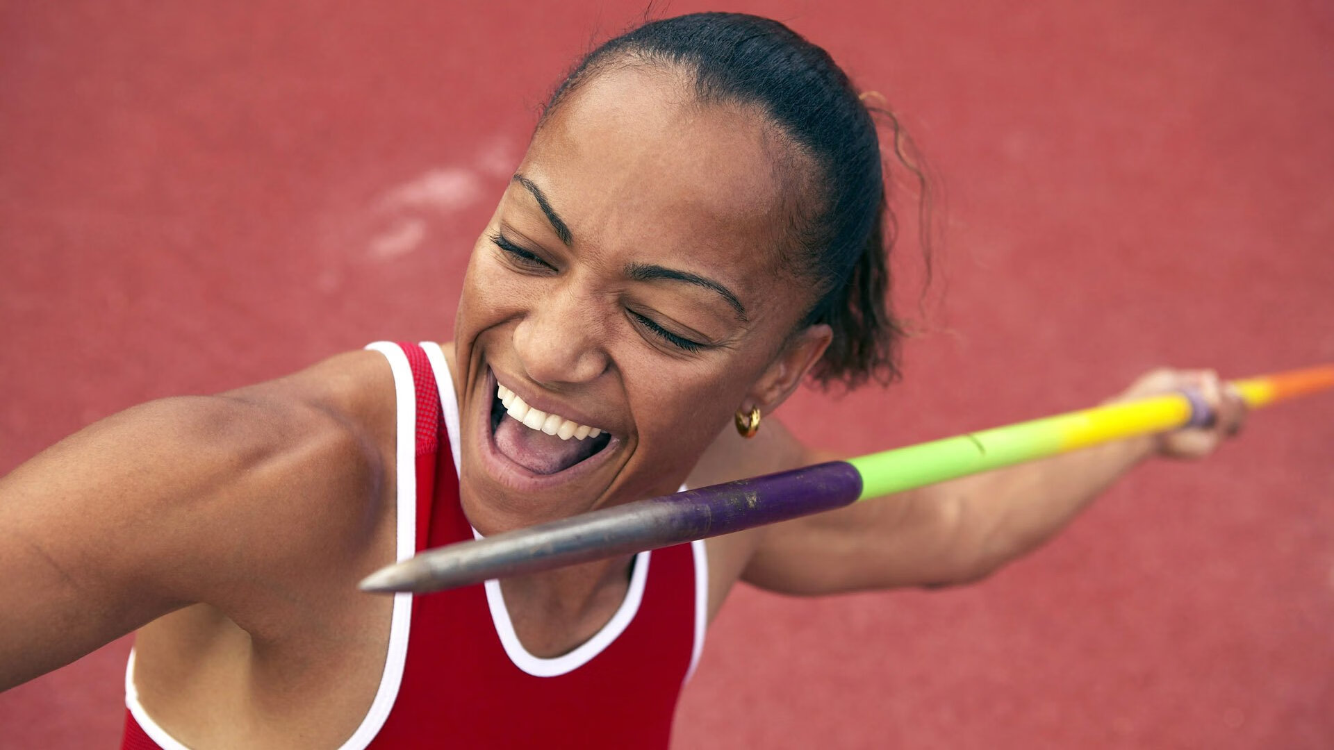 尼斯依靠高位压迫打乱对手节奏,尼斯持刀袭击